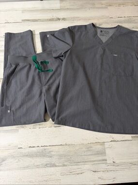 Figs Gray V-Neck Scrub Top & Pants with Green Drawstrings Size Medium